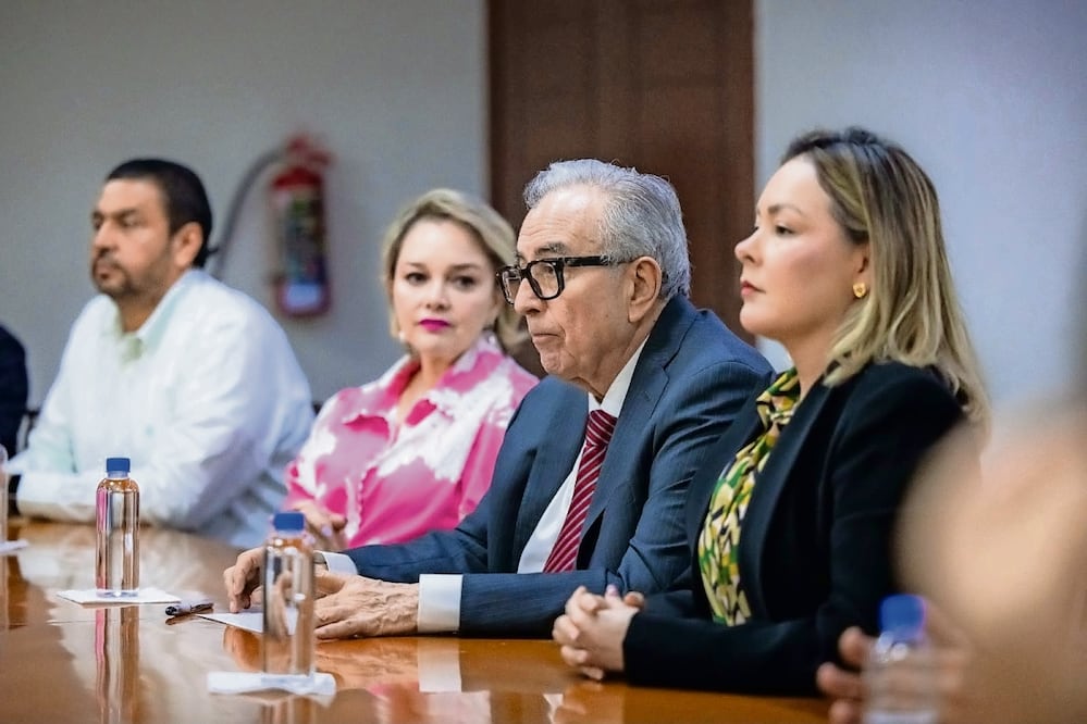 Rubén Rocha Moya (centro) regresó al cargo tras solicitar en mayo pasado licencia temporal al Congreso de Sinaloa. Foto: Especial