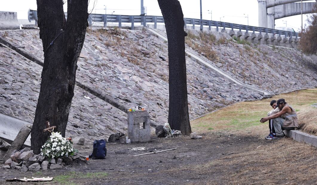 Personas de la CDMX y Edomex acuden al Puente de la Concordia a dejar flores y limpiar memoriales para las víctimas de la explosión de una pipa de gas en la alcaldía Iztapalapa, el 17 de septiembre de 2025. Foto: Carlos Mejía/EL UNIVERSAL