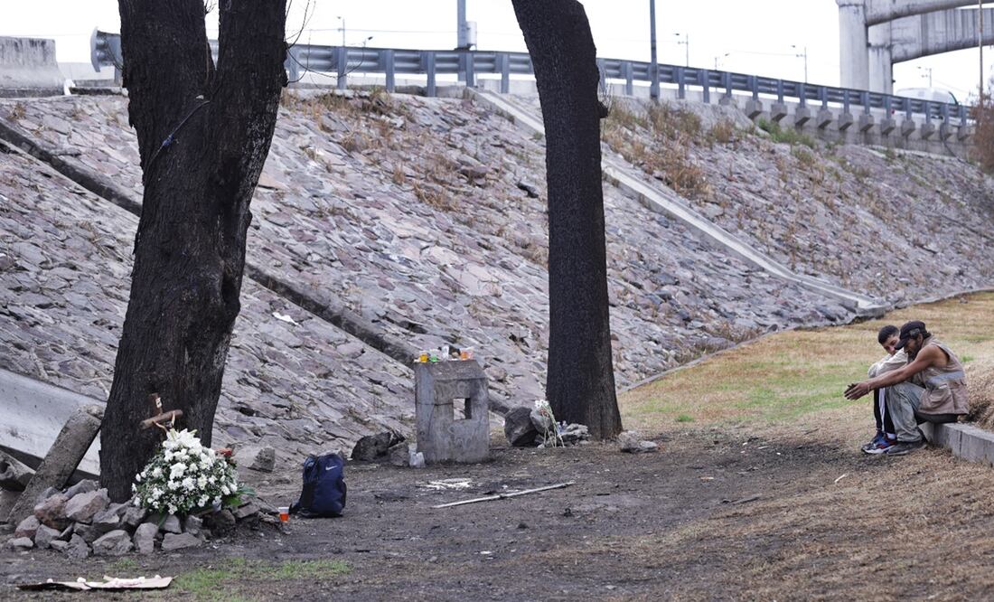 Personas de la CDMX y Edomex acuden al Puente de la Concordia a dejar flores y limpiar memoriales para las víctimas de la explosión de una pipa de gas en la alcaldía Iztapalapa, el 17 de septiembre de 2025. Foto: Carlos Mejía/EL UNIVERSAL