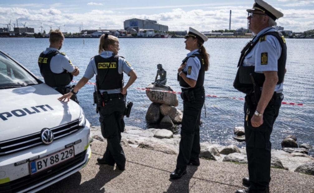 Con la frase "pez racista", vandalizan estatua de la Sirenita en Copenhague