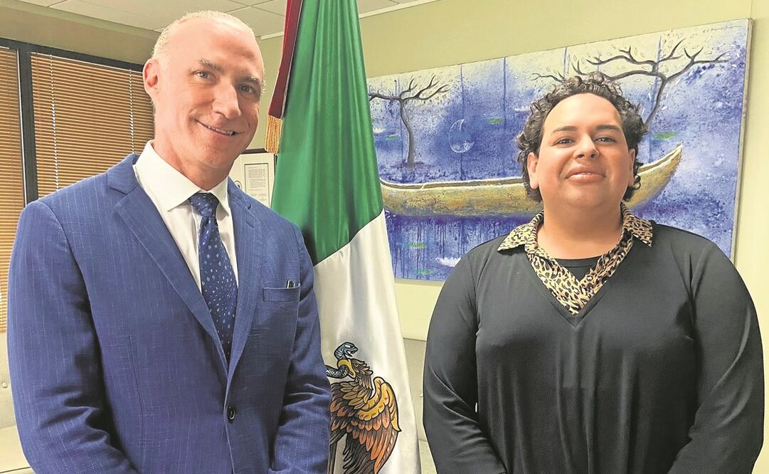 El cónsul General de México en Miami, Jonathan Chait, y Chrishell Vega-Moeller, quien al año de nacida la llevaron a Estados Unidos. Foto: Cortesía