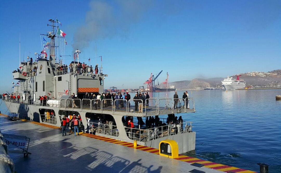 Autoridades y prensa nacional e internacional zarparon a bordo de uno de los dos barcos que hundirán el Buque Uribe 121. Foto Notimex