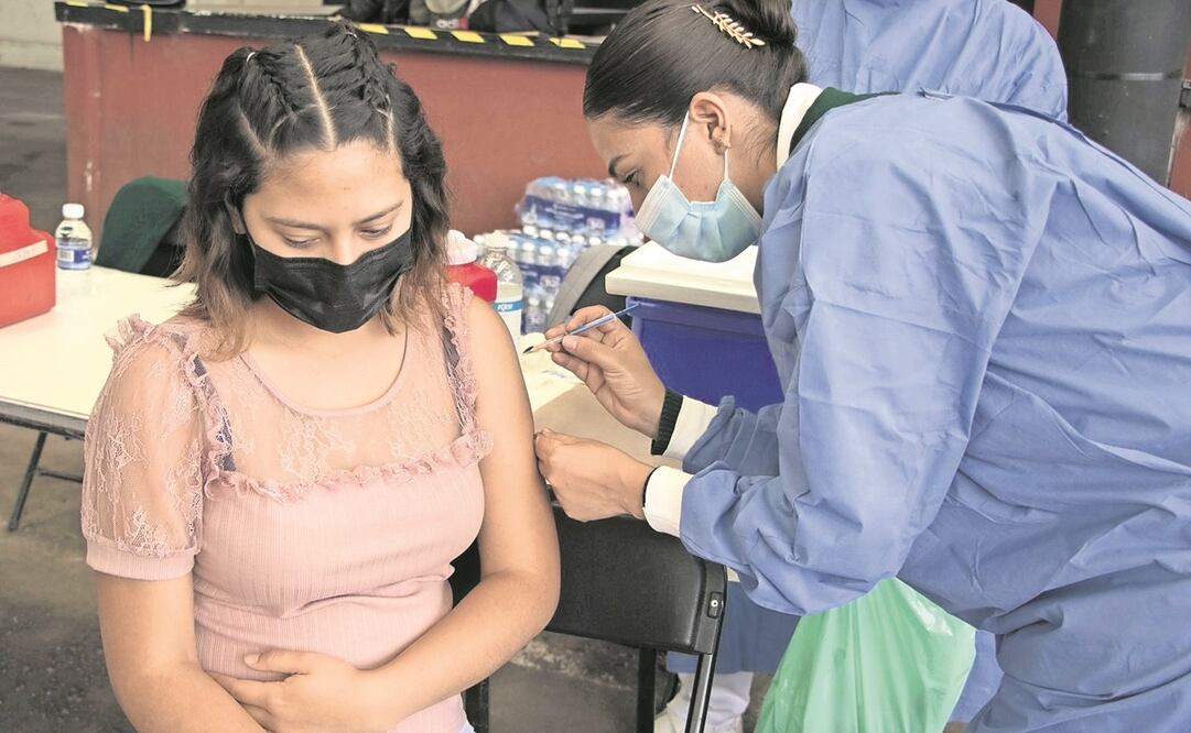 La vacunación anti-Covid se redujo debido a que han llegado menos dosis desde el extranjero, detalló el Titular del Ejecutivo. Foto: ARCHIVO EL UNIVERSAL