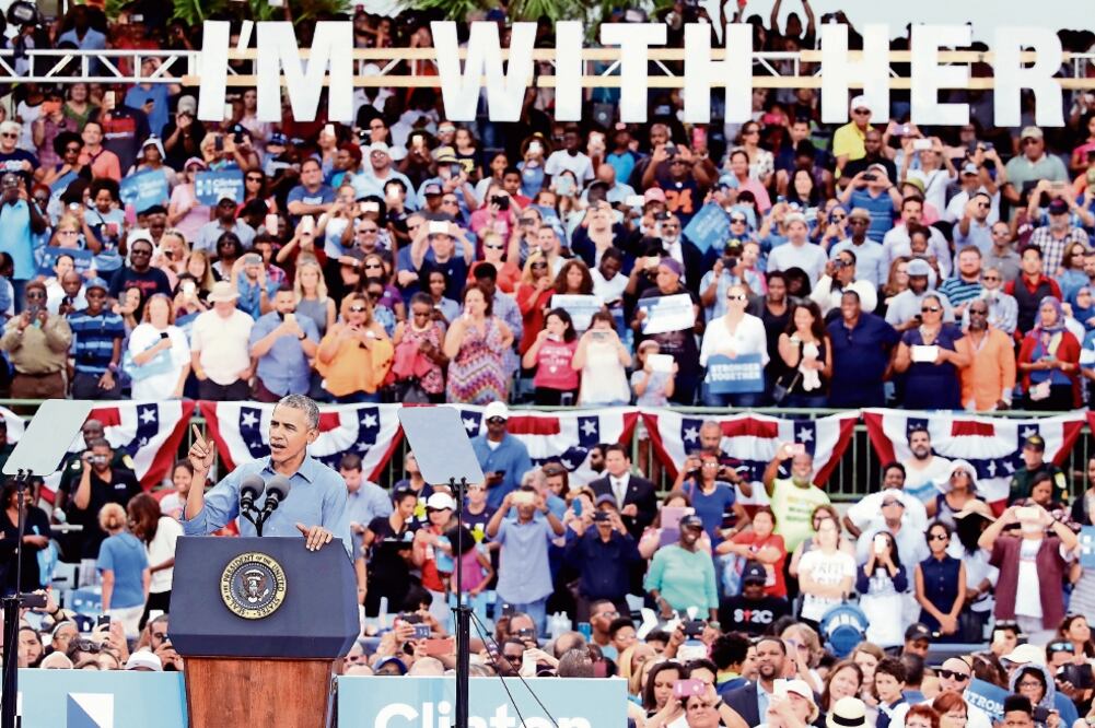 Barack Obama, mandatario de Estados Unidos, se presentó ayer en Florida durante un acto de campaña en el que apoyó a la demócrata Hillary Clinton (JOHN RAOUX. AP)
