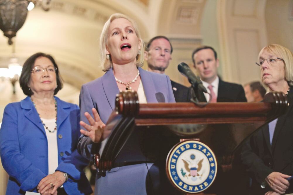 La demócrata senadora Kirsten Gillibrand habló ayer en el Capitolio con los medios sobre las acusaciones de acoso sexual en contra de Kavanaugh. Foto: MIKE SEGAR. REUTERS