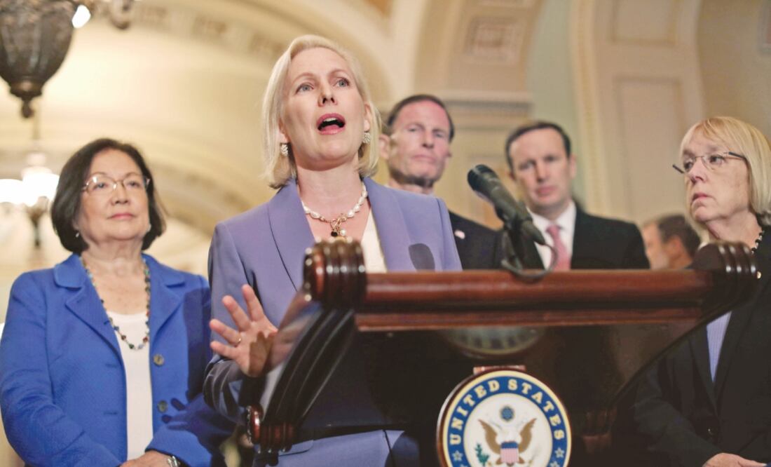 La demócrata senadora Kirsten Gillibrand habló ayer en el Capitolio con los medios sobre las acusaciones de acoso sexual en contra de Kavanaugh. Foto: MIKE SEGAR. REUTERS