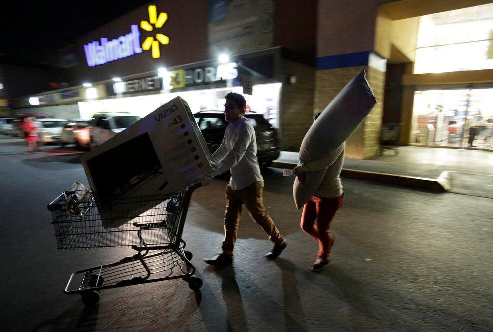 Compradores en Monrterrey, Nuevo León. Fotografía de Reuters