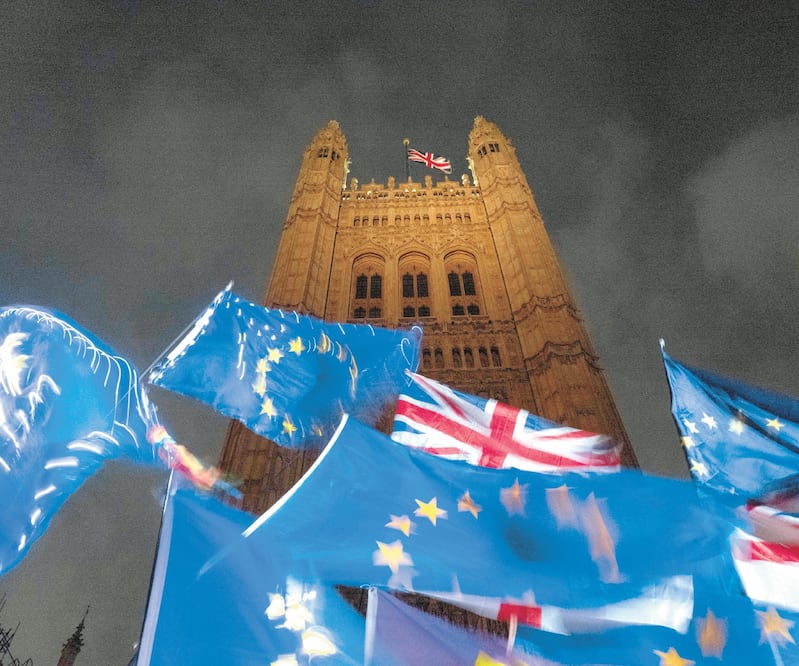 Las banderas de la UE ondean afuera del Parlamento británico. TOLGA AKMEN. AFP