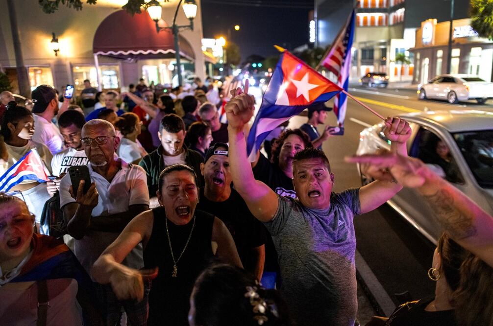 Los manifestantes de Miami, donde vive la mayor comunidad cubana del exilio, consideraron el anuncio como una falta de respeto de los demócratas. Foto: EFE/Archivo