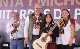Michoacán invierte 10 mdp en 10 mil guitarras de Paracho para secundarias