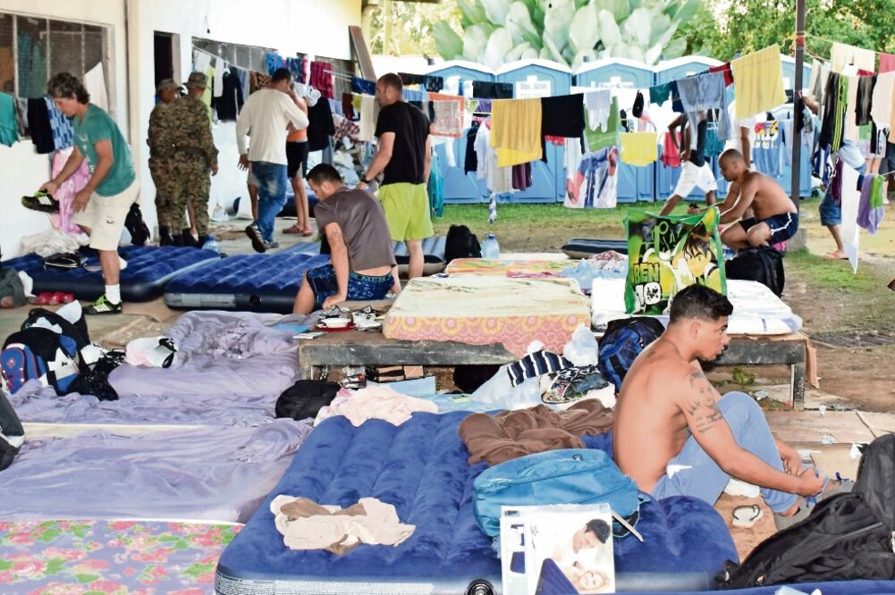 Migrantes cubanos sin papeles en un albergue que el gobierno de Panamá instaló en Paso Canoas, zona fronteriza con Costa Rica (CORTESÍA: LA PRENSA)