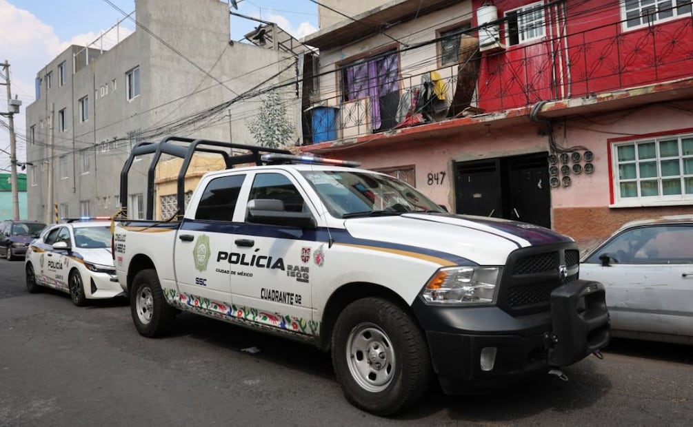 Policías tomaron conocimiento de una persona lesionada que se encontraba a bordo de un vehículo . | Foto: Luis Camacho | El Universal.