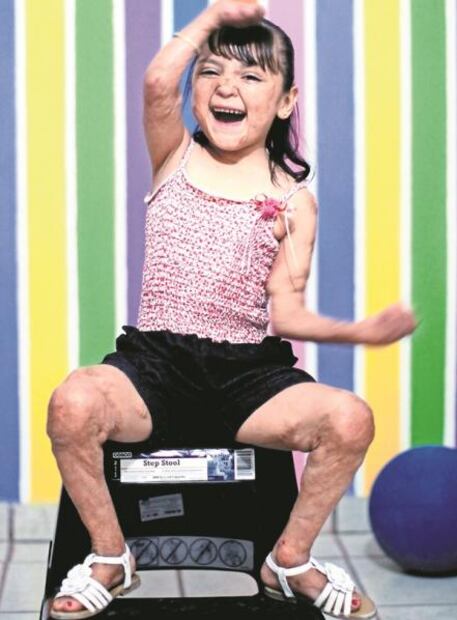 Danna Paola avanza con apoyo de su “sombra”