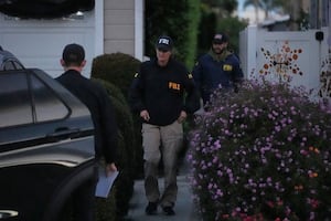 Hombre que irrumpió en cena de corresponsales quería atacar a Trump y funcionarios de gobierno, fiscal; fue detenido