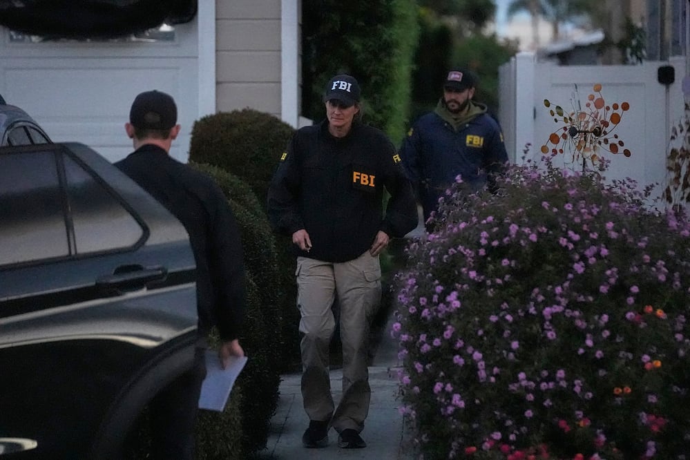 Agentes del FBI revisan una casa en Torrance, California, ligada con Cole Tomas Allen, quien irrumpió en la Cena de Corresponsales, en Washington. FOTO: DAMIAN DOVARGANES. AP