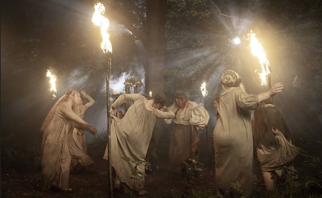 La historia sigue a Rowan Fielding, una joven neurocirujana que descubre que es la heredera de una poderosa familia de brujas. Foto: Cortesía AMC