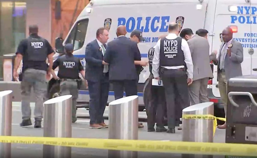 Esta imagen, tomada de un video facilitado por WABC, muestra a agentes del NYPD en el lugar de los hechos después de que una mujer que blandía dos cuchillos grandes fuera abatida a tiros por la policía en Times Square, Nueva York, el lunes 31 de agosto de 2026. Foto: AP