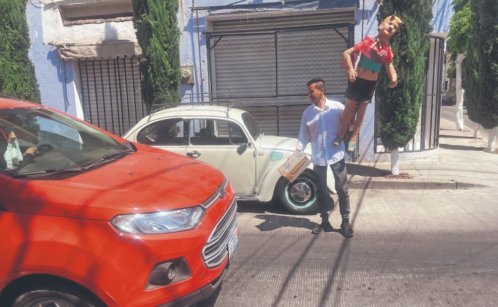 Sergio llega al entronque de las calles Hermanos Aldama y Amado Nervo para mostrar las figuras de cartón que arderán en la celebración. Foto: Xóchitl Álvarez