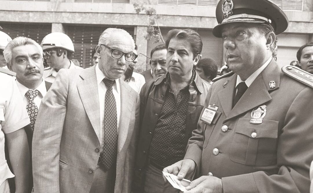 Arturo Durazo Moreno (der.) fue titular de la policía en la Ciudad de México de 1976 a 1982 gracias a su amistad con el presidente López Portillo, dice el informe. Foto: Archivo / El Universal