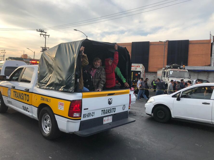Los pasajeros tuvieron que ser trasladados en patrullas tipo camionetas. Foto: Luis Ramírez / EL UNIVERSAL 