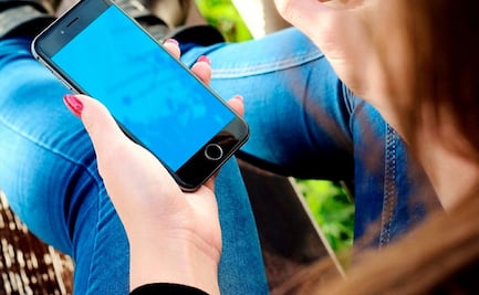 Nueva York planea prohibir celulares y tabletas en escuelas; medida aplicará a partir del próximo curso