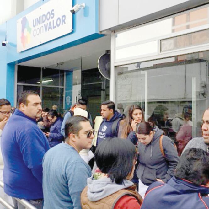 Trabajadores del sector salud han realizado plantones pacíficos en oficinas administrativas, tras el anuncio del recorte laboral. IBETH MANCINAS. EL UNIVERSAL