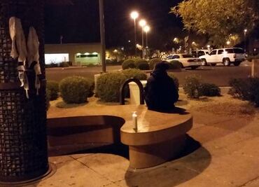 Rinden homenaje a Ali con veladoras y vendas