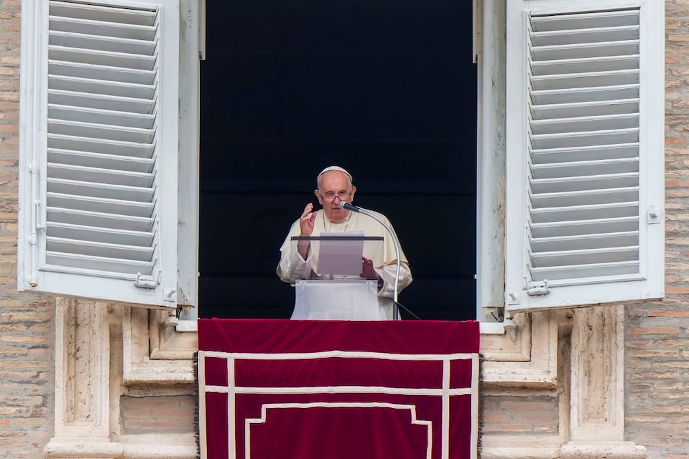 El papa Francisco, en la ventana de su estudio con vista a la Plaza de San Pedro en el Vaticano el día de San Pedro y San Pablo, el jueves 29 de junio de 2023. Foto: AP