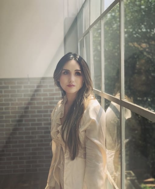 Hot mama, Dulce María incendia Instagram con escote cut out