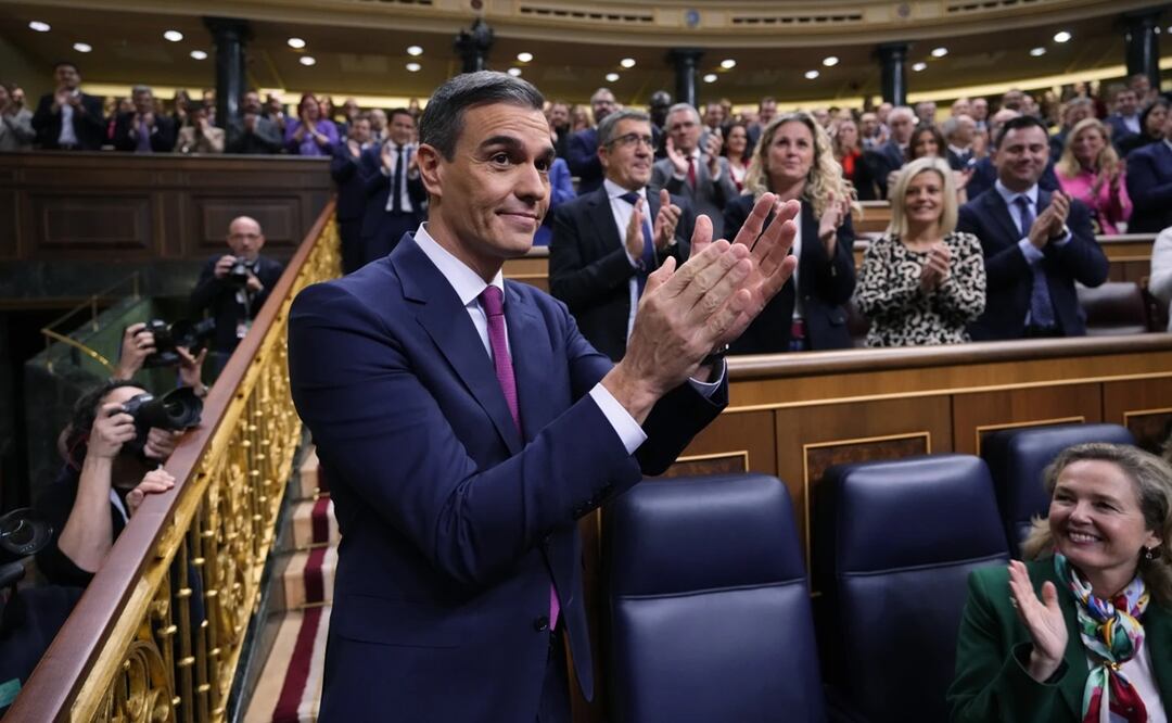 El presidente del gobierno español en funciones, Pedro Sánchez, aplaude al inicio del debate de investidura en el Congreso de los Diputados, en Madrid, España. Foto: AP