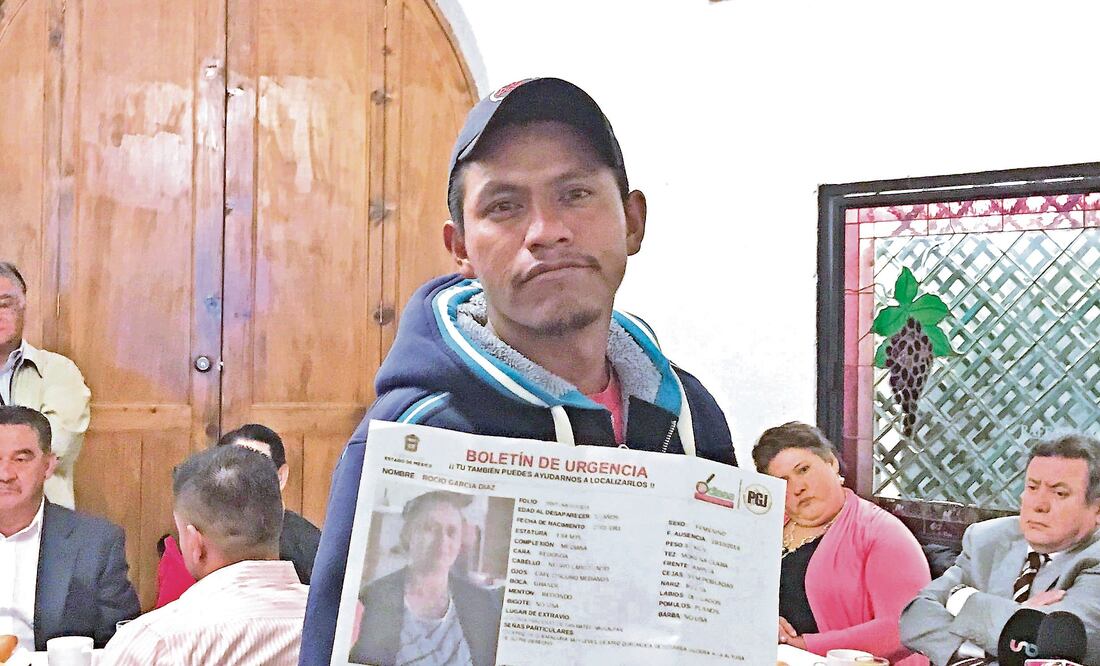 Familiares de desaparecidos mostraron las fotografías de las víctimas, sin que a la fecha las autoridades mexiquenses les den informes (REBECA JIMÉNEZ. EL UNIVERSAL)