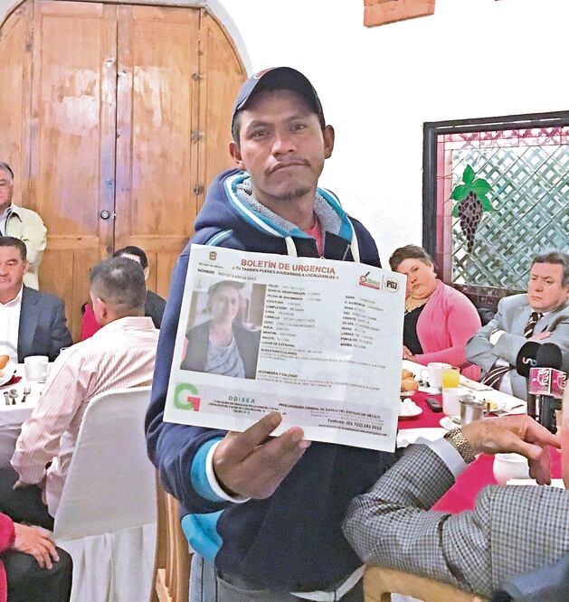 Familiares de desaparecidos mostraron las fotografías de las víctimas, sin que a la fecha las autoridades mexiquenses les den informes (REBECA JIMÉNEZ. EL UNIVERSAL)