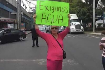 Vecinos bloquean calles en Azcapotzalco por falta de agua