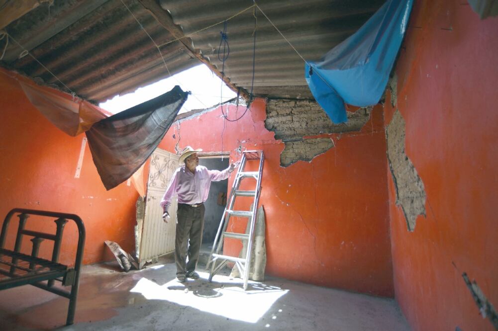 Algunos pobladores esperan que alguien les diga si su casa todavía es habitable. Otros, cómo pueden acceder a la ayuda para la reconstrucción. (SALVADOR CISNEROS. EL UNIVERSAL)