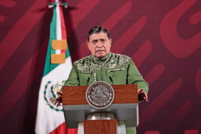 Sedena busca comprar 3 mil 700 pistolas para tareas de orden interior