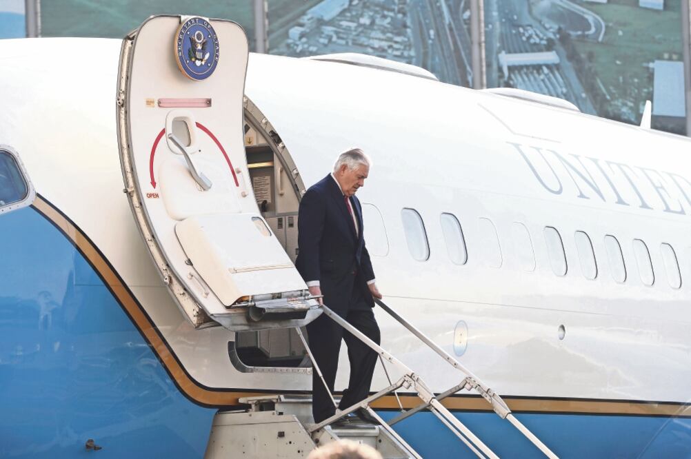 El secretario de Estado de EU, Rex Tillerson, llegó a la Ciudad de México proveniente de Washington a bordo de un avión de la Fuerza Aérea estadounidense, el cual aterrizó en el Hangar de la Sedena (VALENTE ROSAS. EL UNIVERSAL)