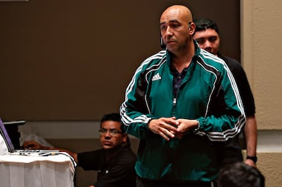 Sancionan a árbitro "fiestero", corren al "chismoso"