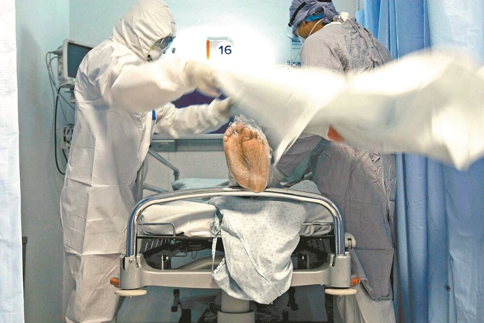 Médicos, en el Hospital General Regional de Guanajuato. La pa ndemia sigue acumulando muertos en el país. Foto: MARIO ARMAS. XINHUA