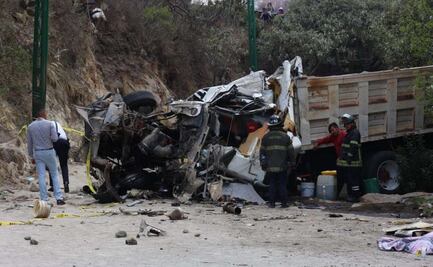 Fatal choque en Rincón Verde, Naucalpan; cuatro muertos y varios heridos tras impacto entre auto y camión