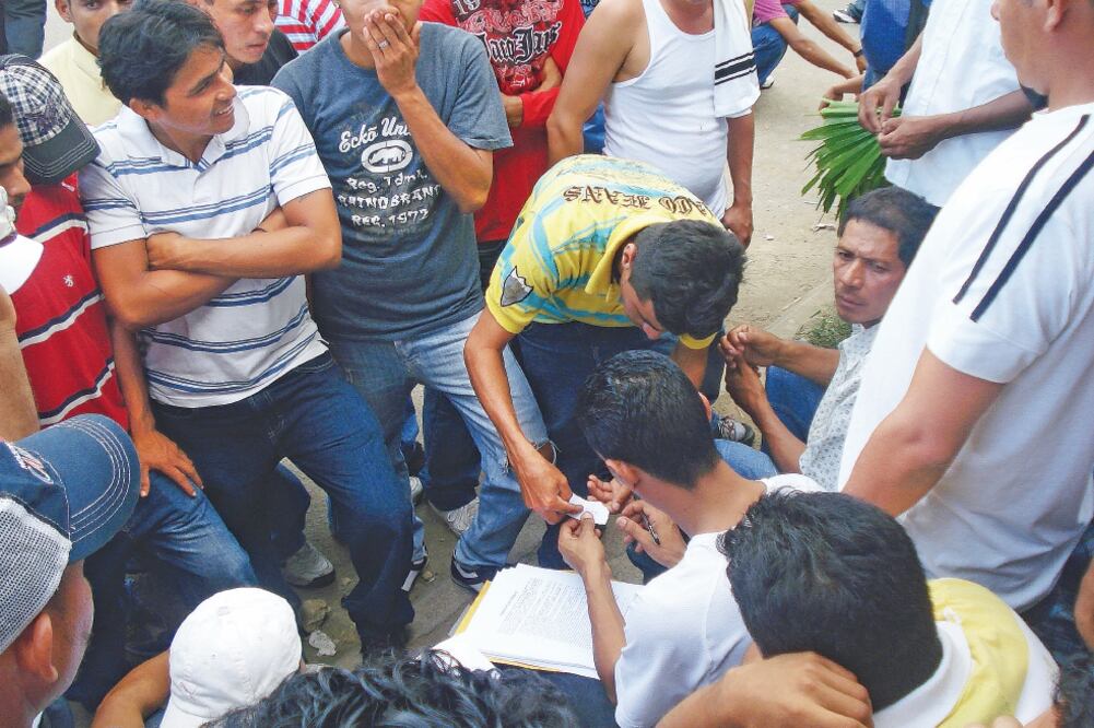 Braceros nicaragüenses permanecen en la frontera entre Costa Rica y Nicaragua a la espera de ingresar a trabajar a suelo costarricense (JOSÉ MELÉNDEZ. EL UNIVERSAL)