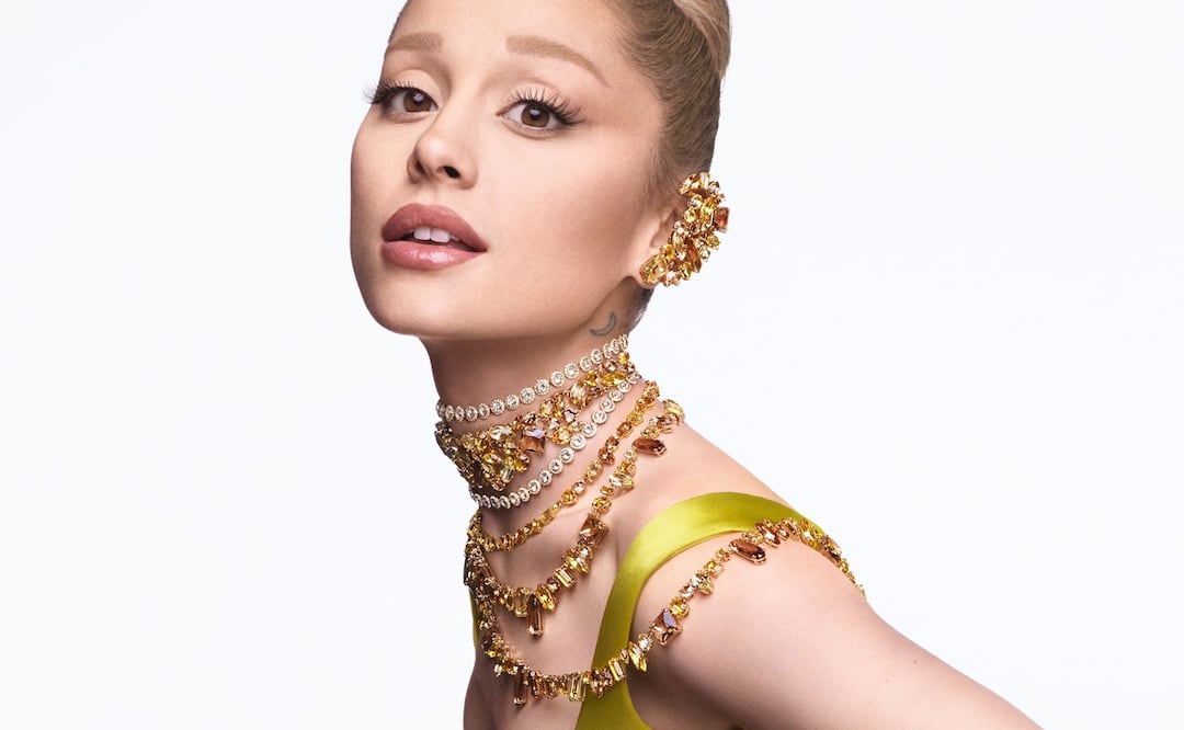 Ariana Grande modela su colección en colaboración con Swarovski. Foto: Especial