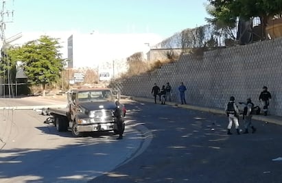 Adolescente huye en auto de lujo de ataque a balazos, choca y queda gravemente herido en Culiacán