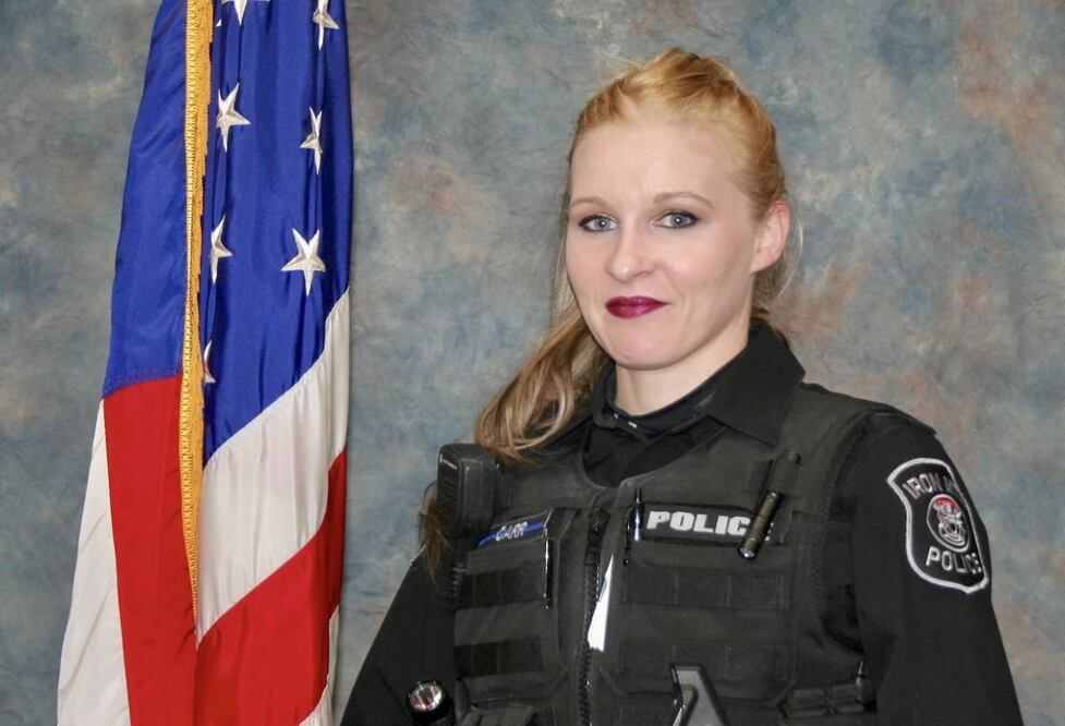 Teresa Williams, la primera mujer oficial en la historia del Departamento de Policía en Iron Mountain, Michigan. Foto: Cortesía de Jack Schulz