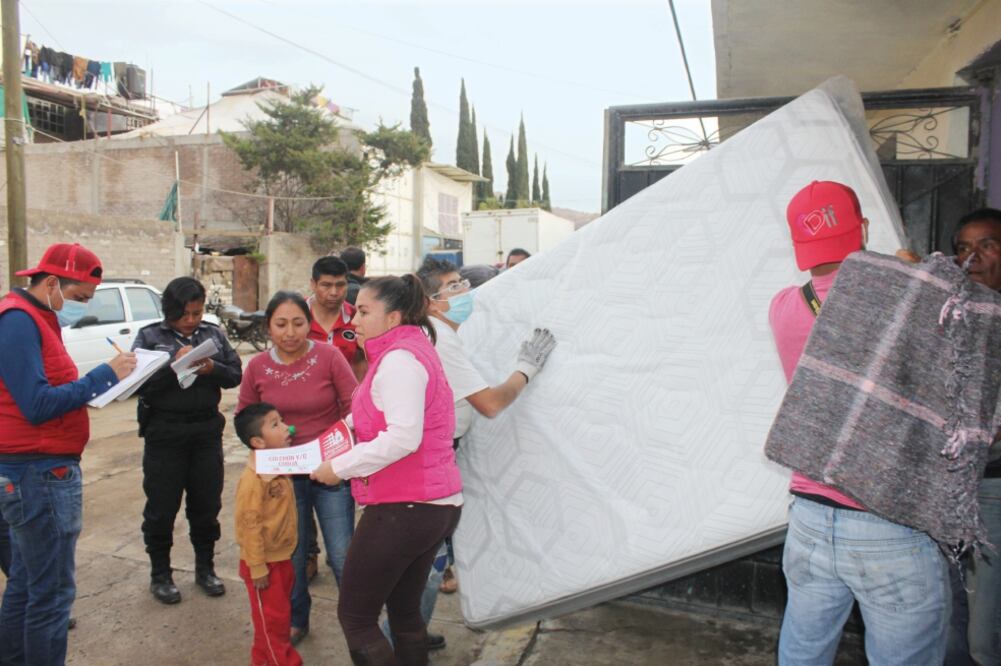 La titular del DIF municipal Tania López coordinó la entrega de ayuda a habitantes de la colonia Emiliano Zapata. (CORTESÍA)