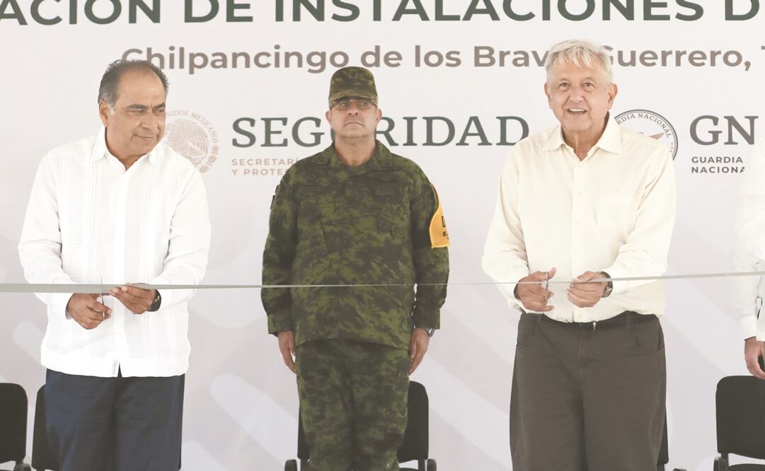Acompañado por el gobernador de Guerrero, Héctor Astudillo (izq.), el presidente Andrés Manuel López Obrador supervisó el avance de los programas sociales en la entidad e inauguró un cuartel de la Guardia Nacional. Foto: Presidencia.