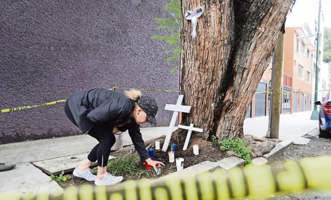 Los vecinos de la calle Juan Sánchez Azcona, donde ocurrieron los hechos, colocaron un crespón, dos cruces blancas y prendieron velas sobre la acera en señal de luto. Foto: VALENTE ROSAS. EL UNIVERSAL
