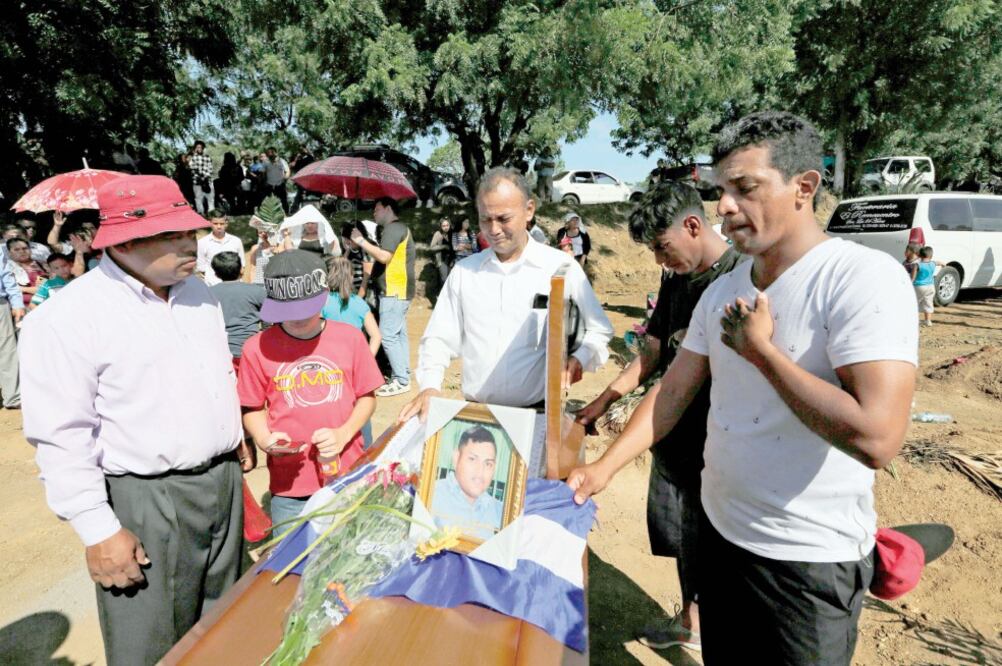 Despedida. Familiares sepultaron ayer a Ezequiel Leiva, quien murió de las lesiones que sufrió en protestas. Foto: INTI OCON. AFP