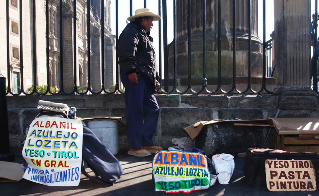 A man offers his services as a plumber in Mexico City - Photo: Jaime Puebla/AP