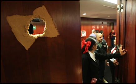 VIDEOS y FOTOS: Así se vio el portazo al Senado de manifestantes durante discusión de la reforma judicial