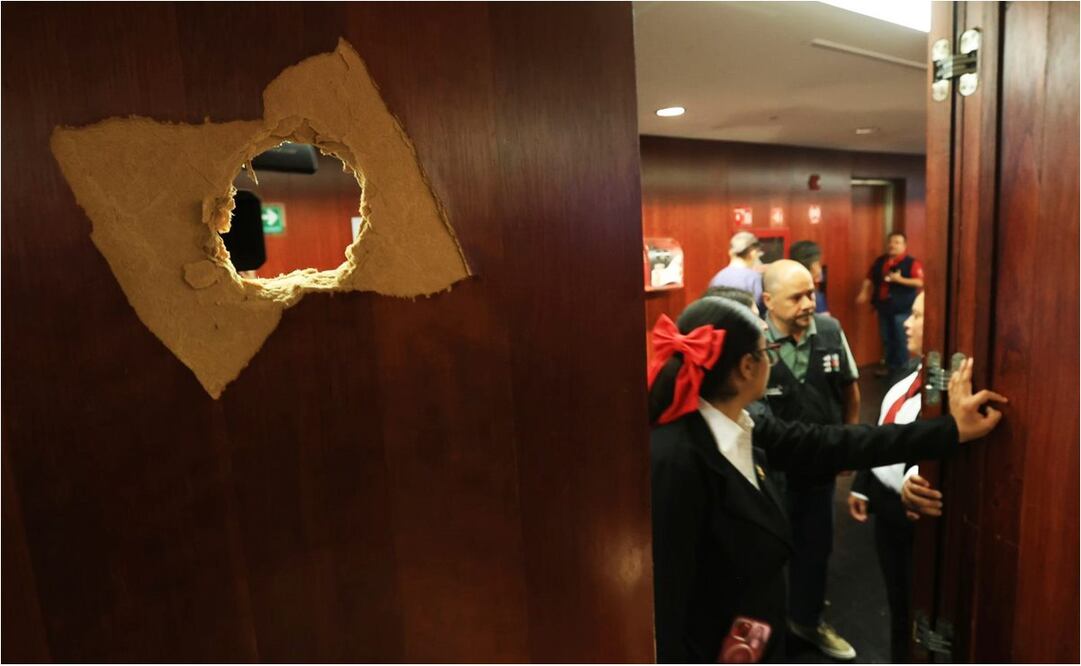 Portazo por reforma judicial en el Senado deja hoyo en la puerta de acceso. Foto: Berenice Fregoso/EL UNIVERSAL